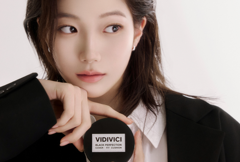 Image of VIDIVICI holding cosmetics