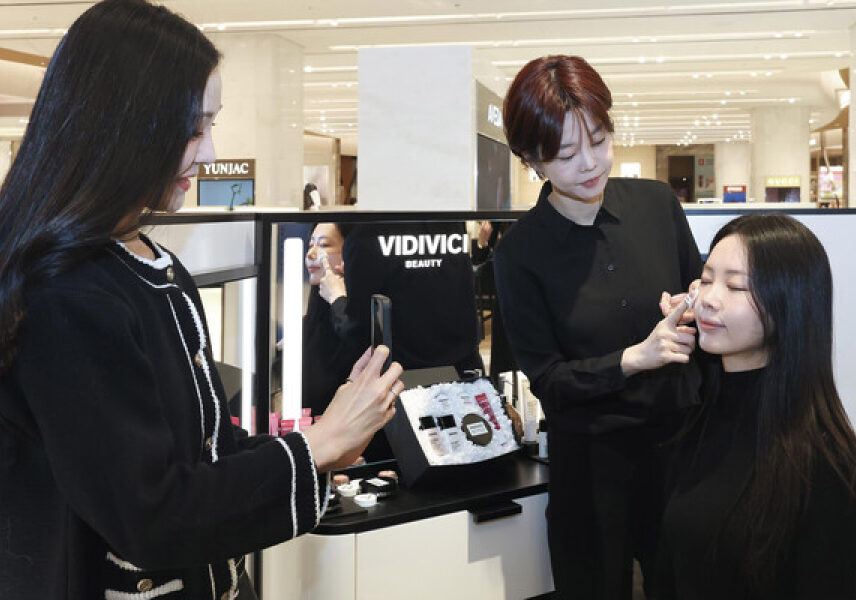 Shinsegae Department Store Main Branch: “Purchase Vidivici products and get a ‘makeup touch-up’”